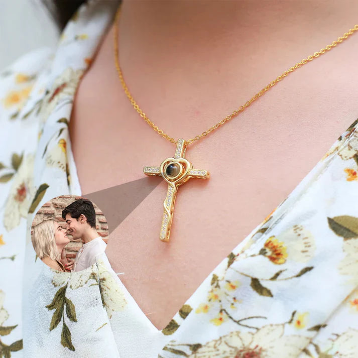 Evig Ros Ask – Halsband Jesus Kors med Personlig Foto